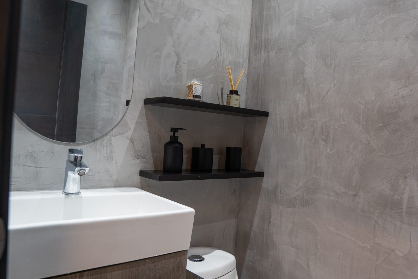 Baño con vanidad y acabados contemporáneos por A. Guzman Studio