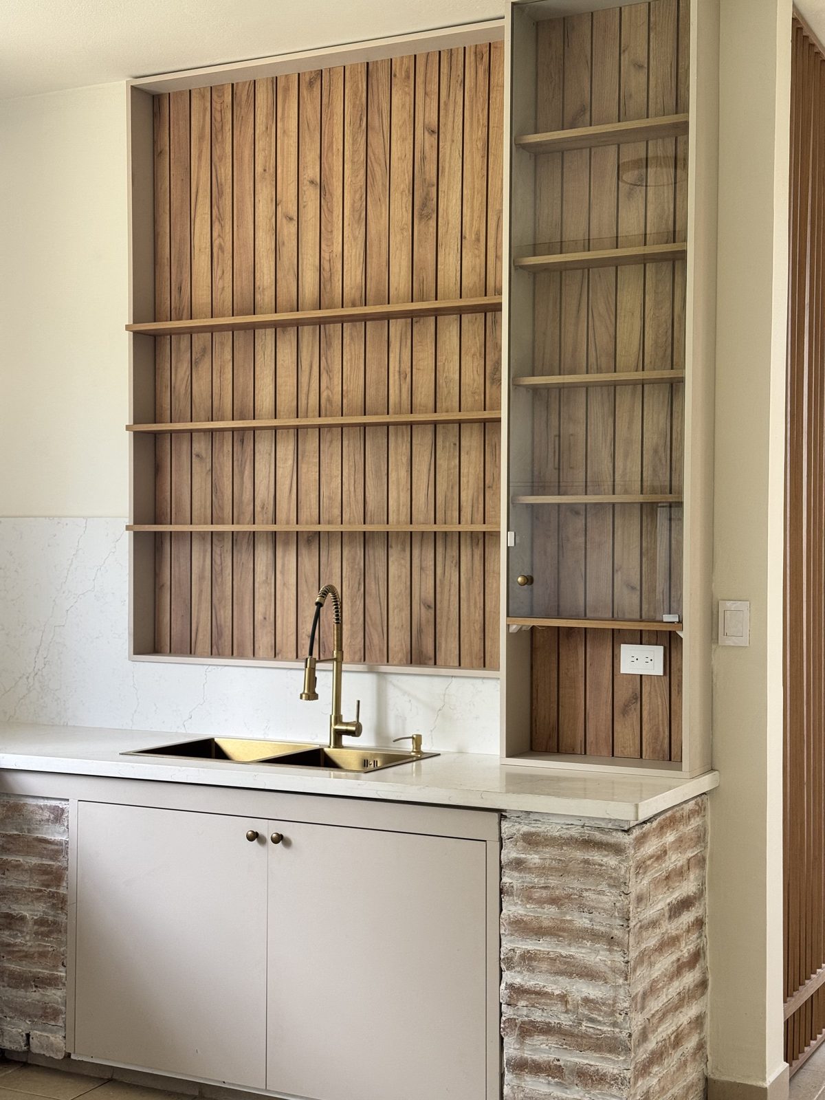 Cocina en madera, latón y mármol por A. Guzman Studio