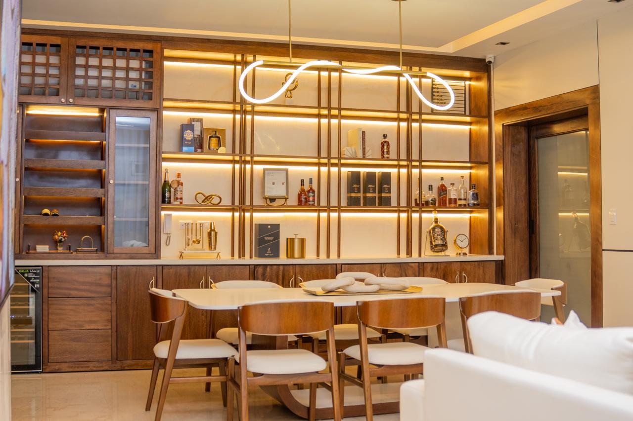 Comedor junto a la carpintería de madera tipo biblioteca por A. Guzman Studio