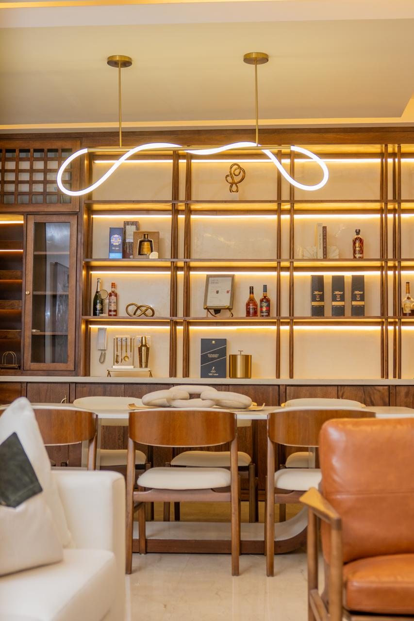 Zona de comedor y estar con acabados en madera por A. Guzman Studio