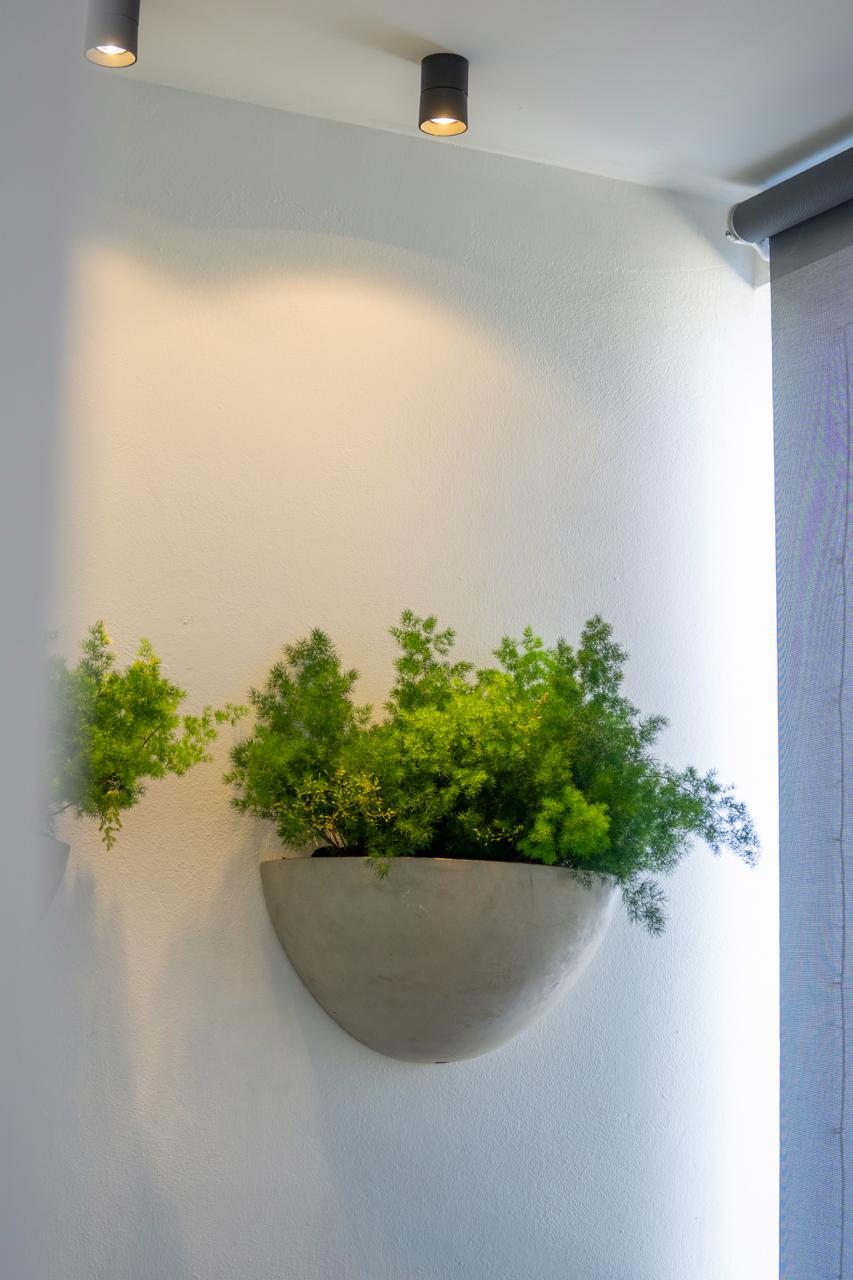 Baño con vanidad y acabados cálidos por A. Guzman Studio
