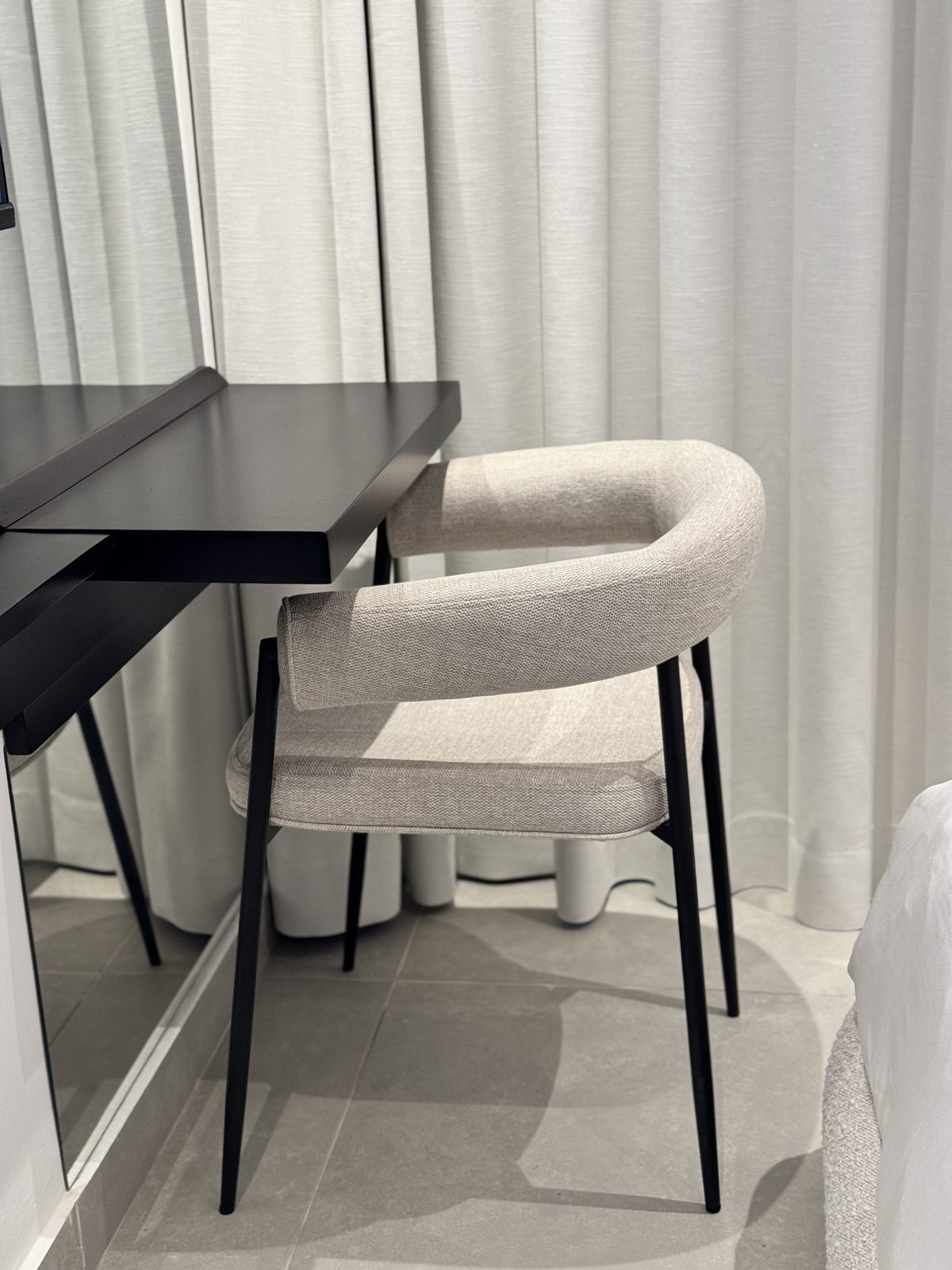 Rincón de escritorio con silla y cortinas por A. Guzman Studio