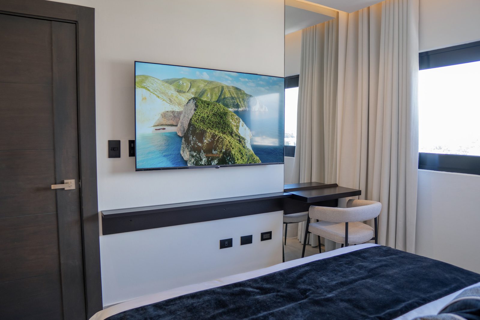 Detalle de la pared multimedia en madera con televisor y consola por A. Guzman Studio