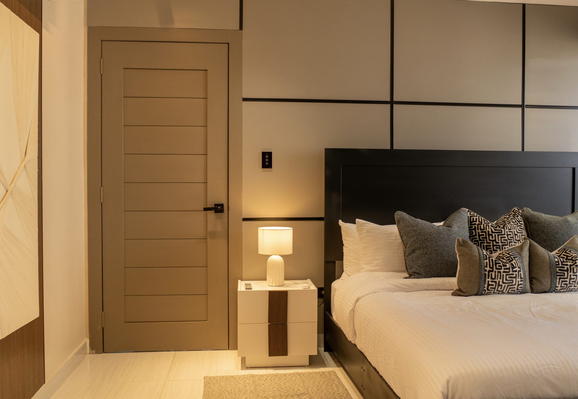 Interiorismo de apartamento de renta corta por A. Guzman Studio