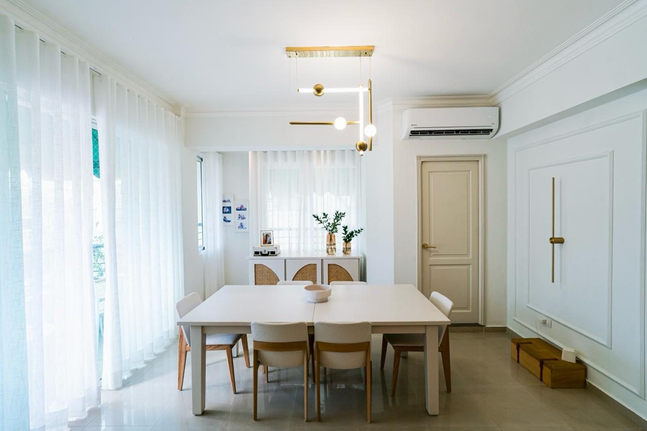Comedor luminoso con mesa redonda y sillas por A. Guzman Studio