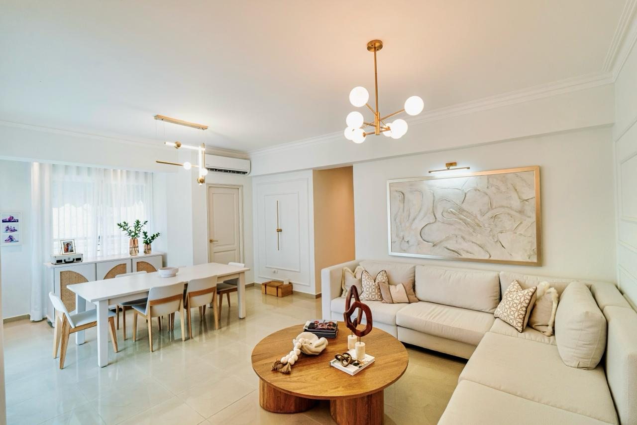 Zona de estar y comedor con maderas claras por A. Guzman Studio