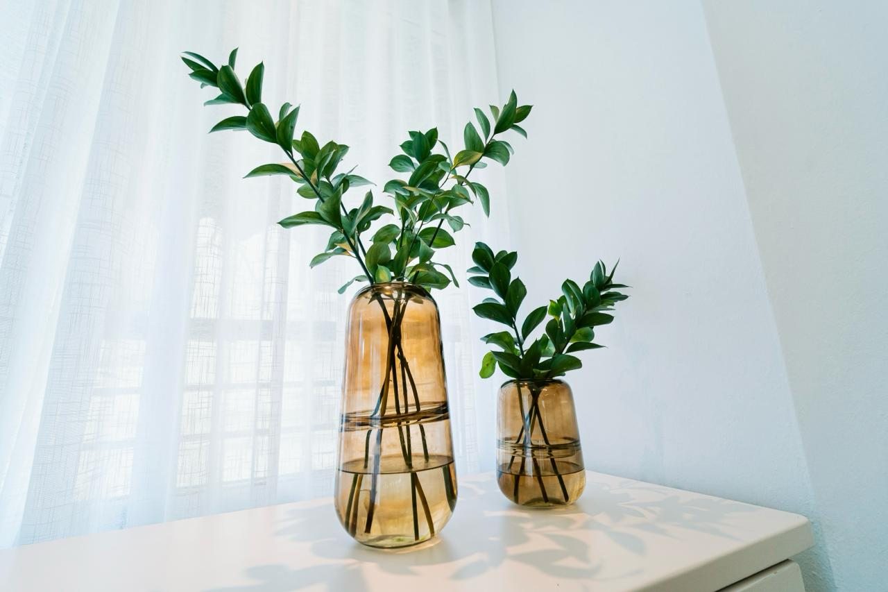 Rincón de comedor con vegetación y luz natural por A. Guzman Studio