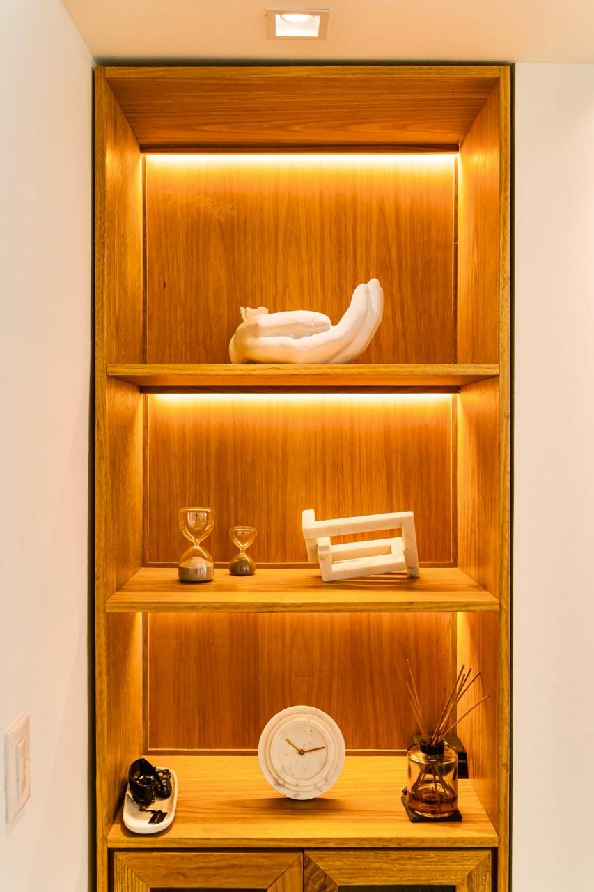 Repisas de madera con piezas decorativas por A. Guzman Studio