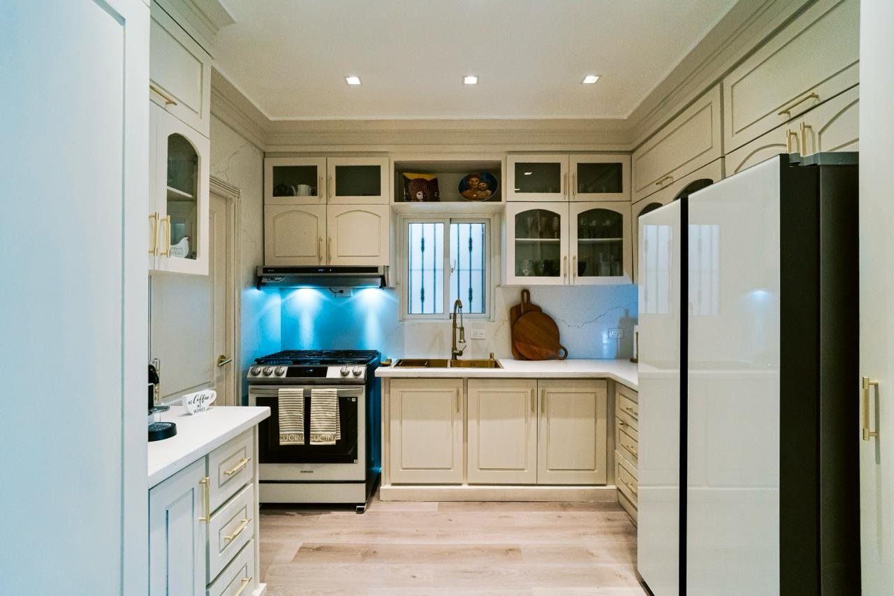 Cocina integrada con zona multimedia por A. Guzman Studio