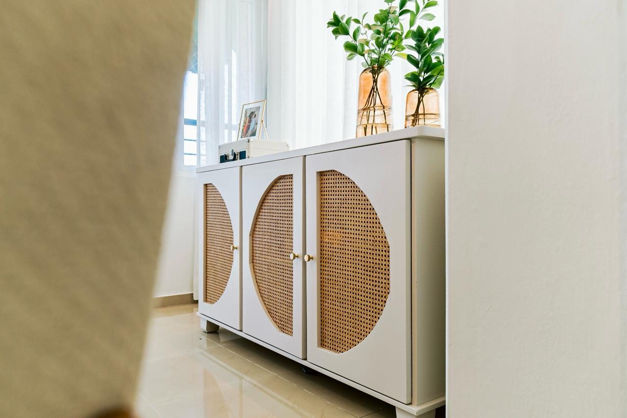 Consola blanca con piezas decorativas por A. Guzman Studio