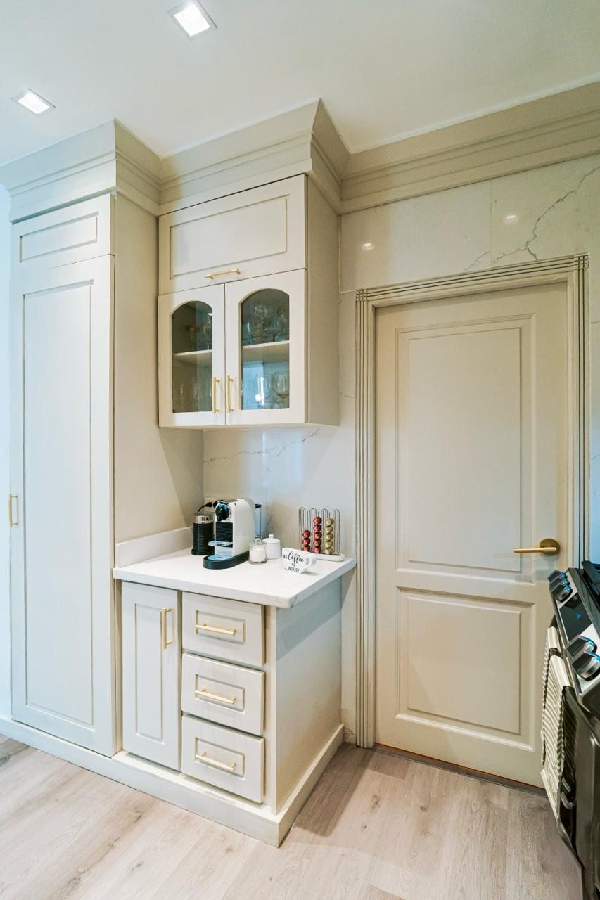Baño con acabados claros y vegetación por A. Guzman Studio