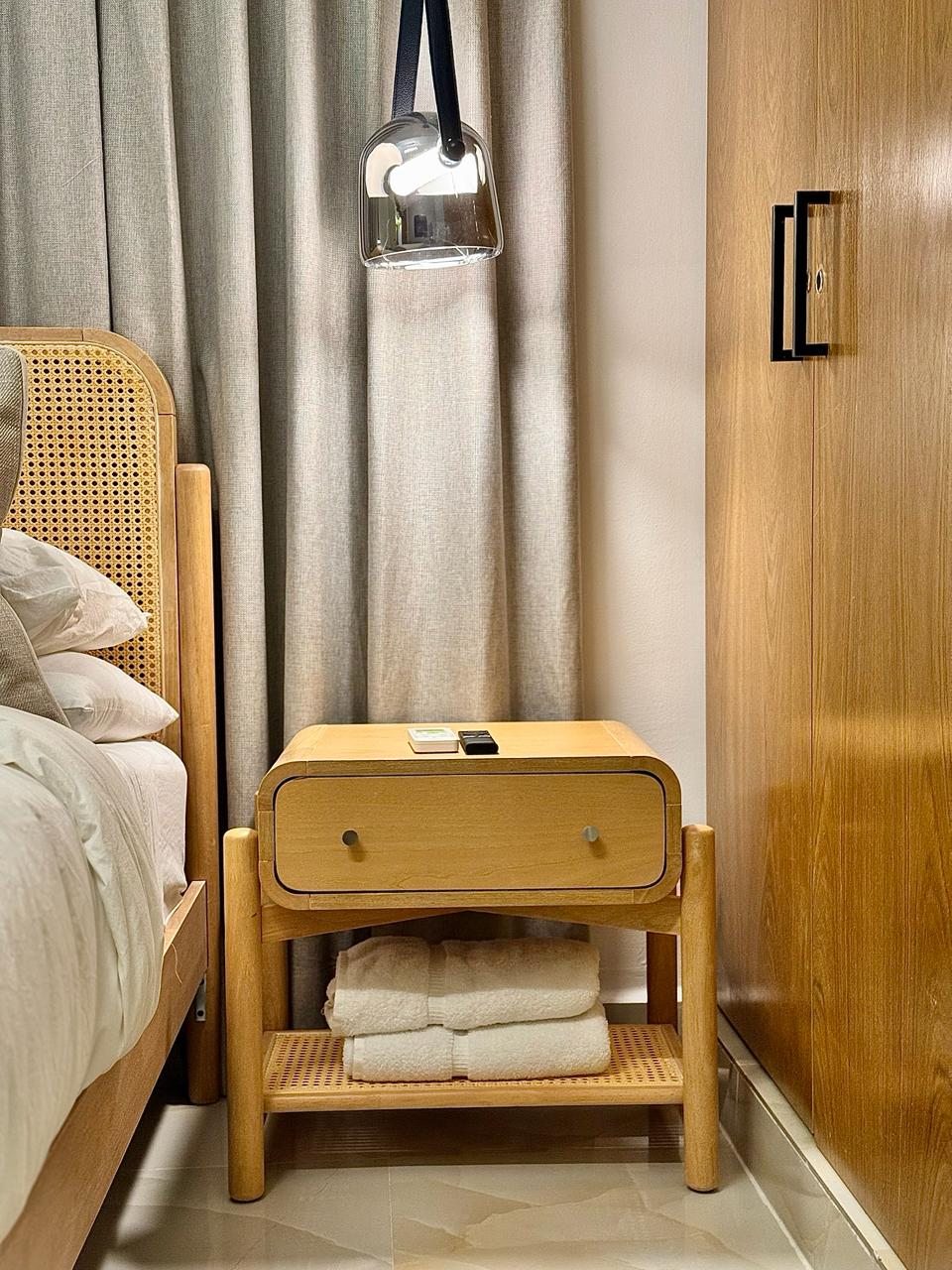 Rincón de dormitorio con lámpara de mesa por A. Guzman Studio