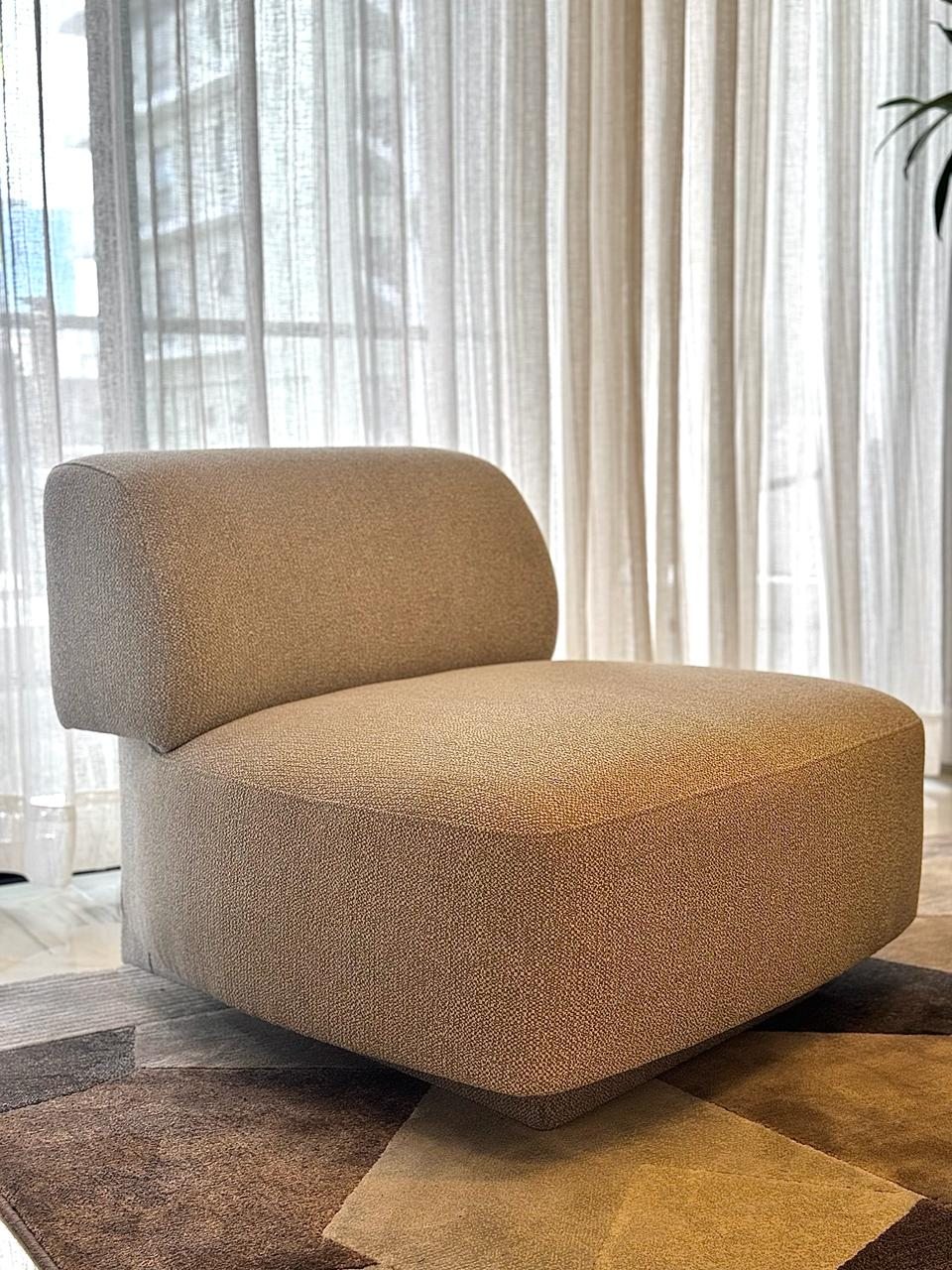 Butaca lounge junto a una mesa auxiliar por A. Guzman Studio