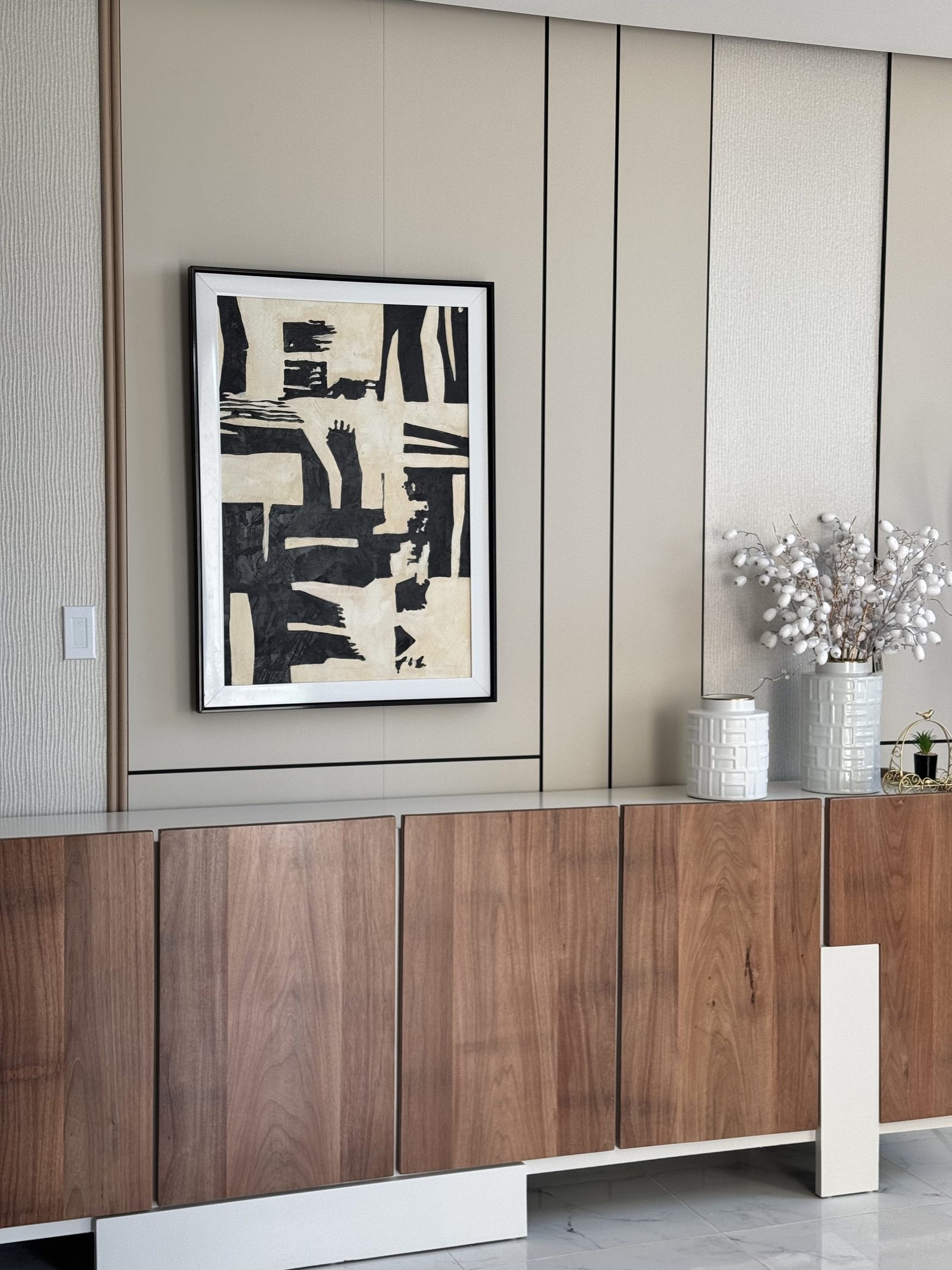Interiorismo residencial con arte abstracto y mueble en nogal por A. Guzman Studio