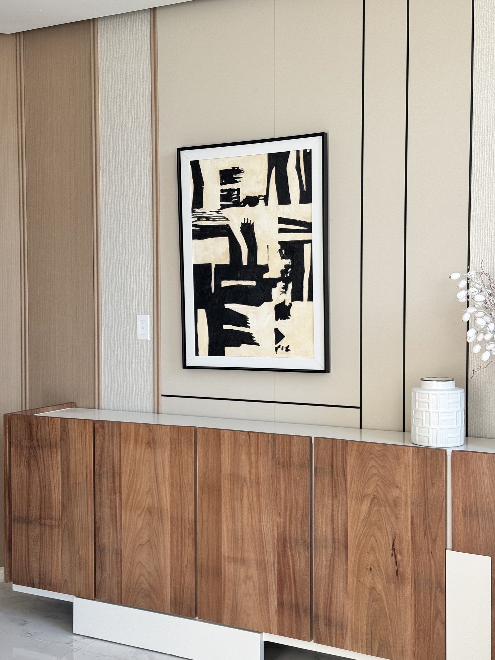 Detalle del arte abstracto y el mueble en nogal por A. Guzman Studio