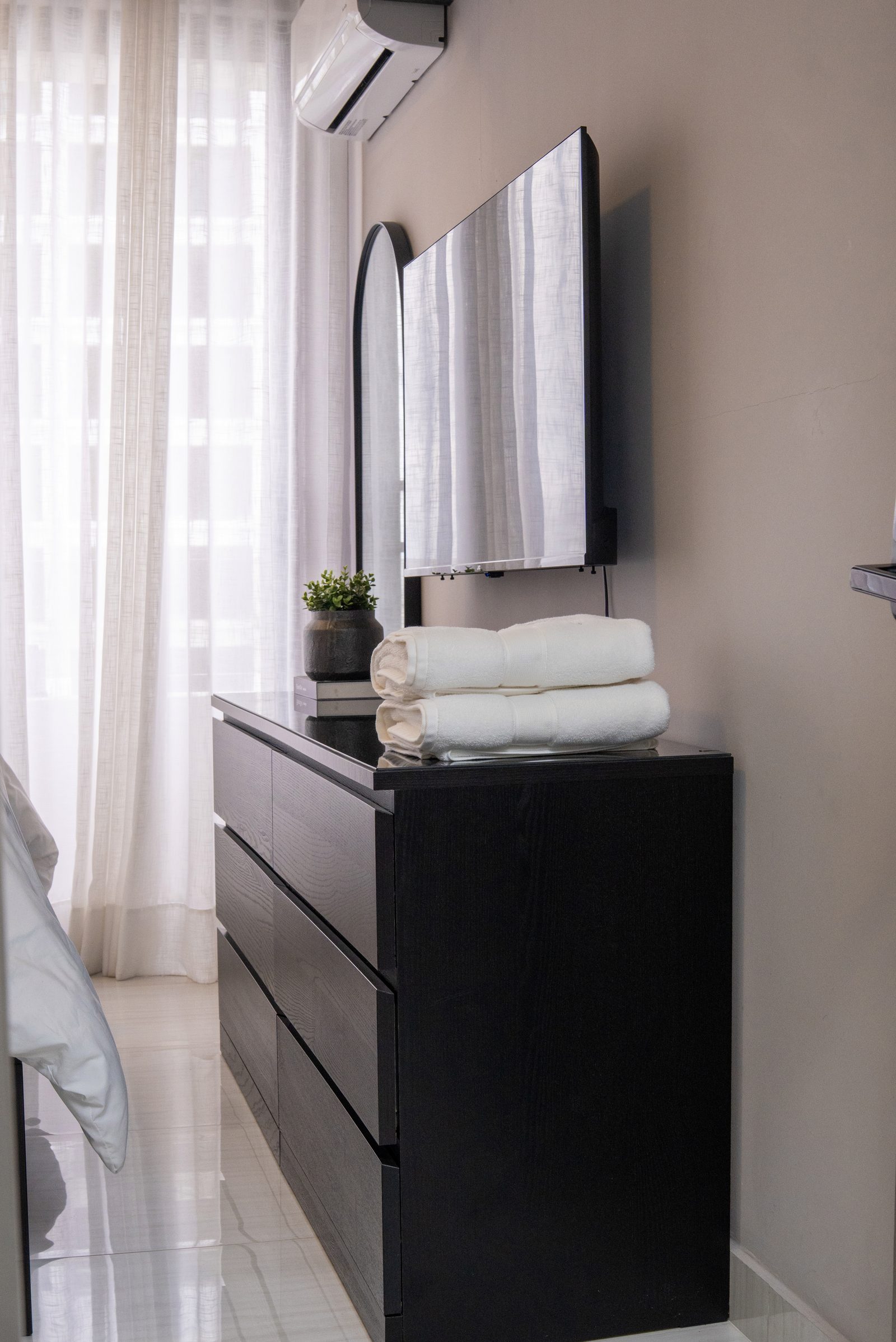 Detalle de interiorismo de habitación por A. Guzman Studio