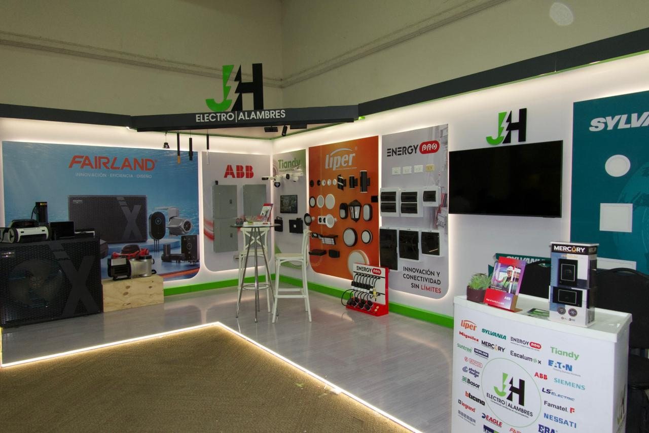 Stand de exhibición con identidad de marca por A. Guzman Studio