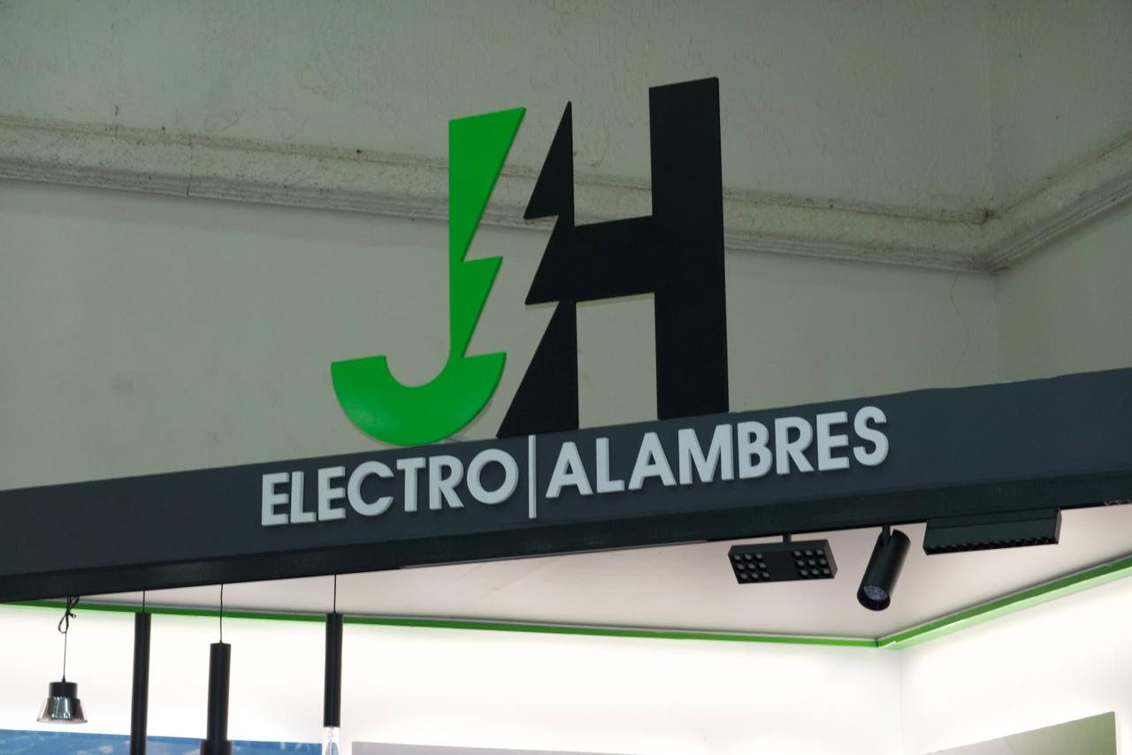 Stand con displays de producto por A. Guzman Studio
