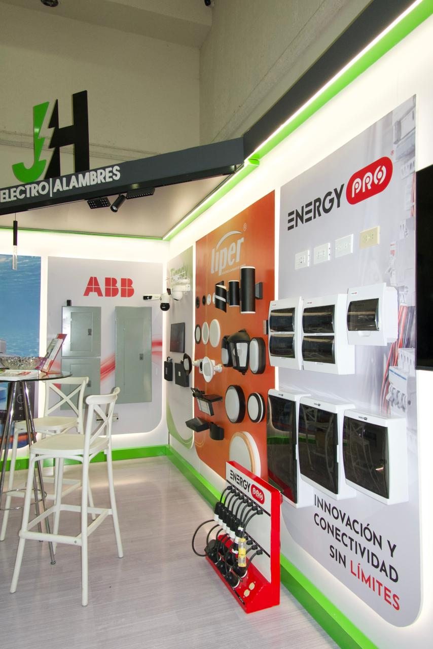 Stand con paneles y góndolas por A. Guzman Studio