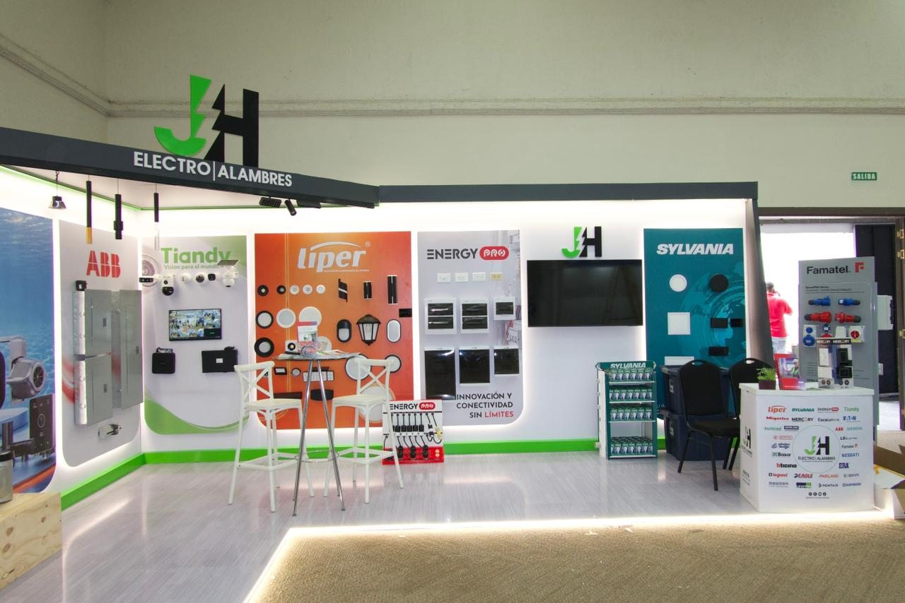 Zona de exhibición del stand por A. Guzman Studio