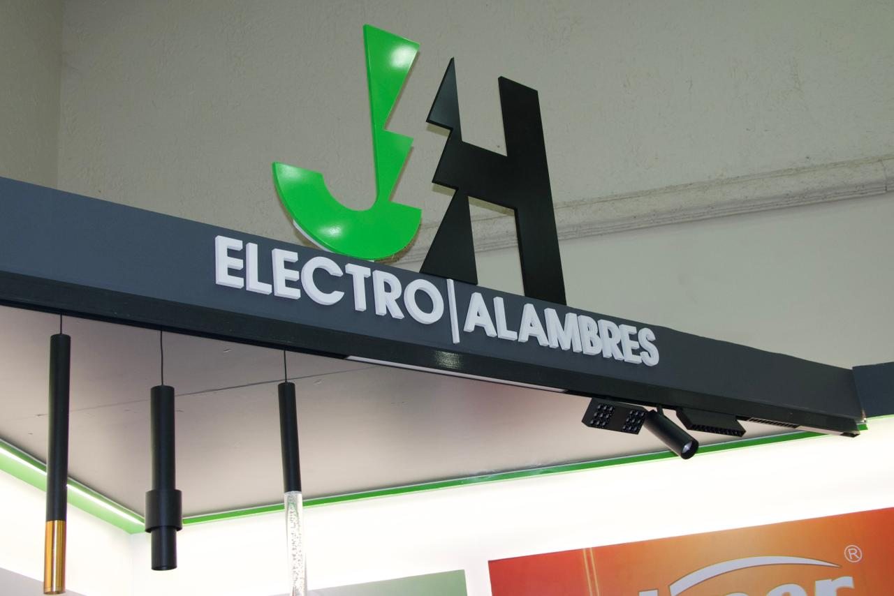 Stand con señalización de marca por A. Guzman Studio