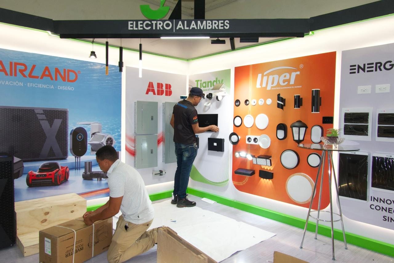 Detalle de exhibición del stand por A. Guzman Studio